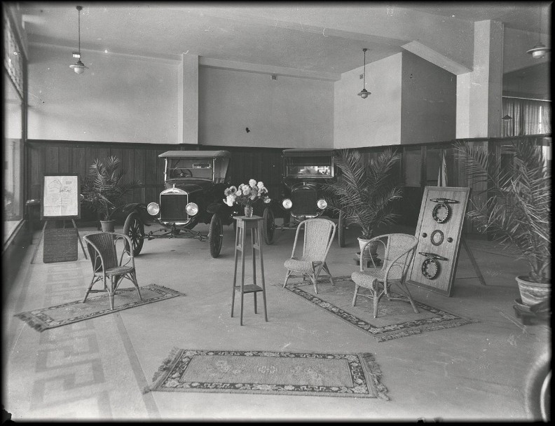 1920s Dealer Show Room - Upmarket Version