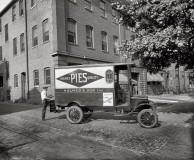 TT Delivery Van - Holmes Pies