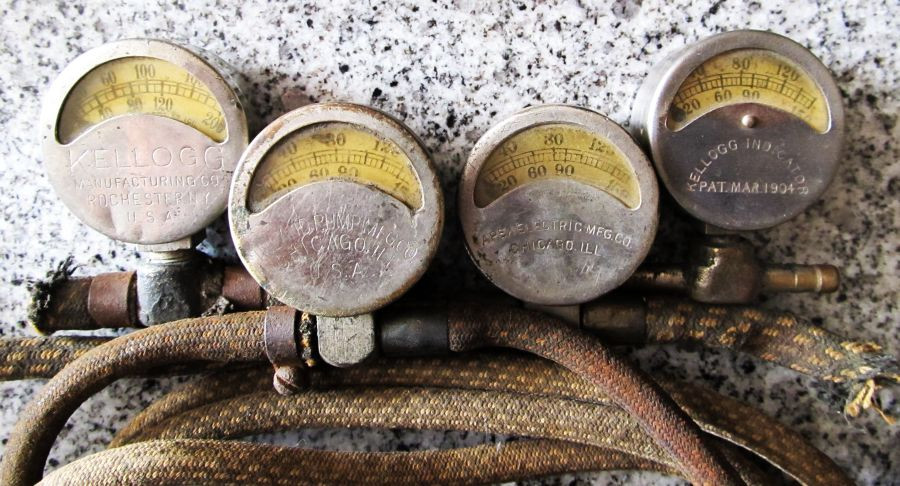 Tire Pump: Inline Air Pressure Gauges