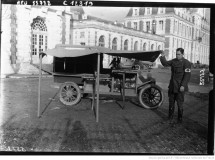 Une_voiture_ambulance_Ford_devant_[...]Agence_de_btv1b9042596n