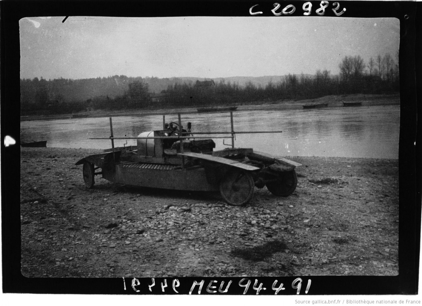 Auto_Ford_transformée_allant_sur_[...]Agence_de_btv1b90547915_1