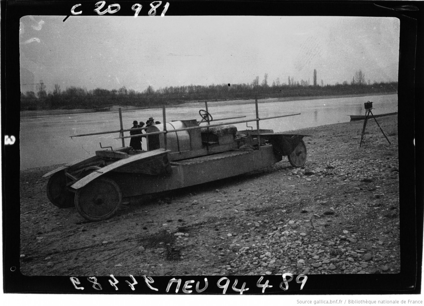 Auto_Ford_transformée_allant_sur_[...]Agence_de_btv1b90547752_1