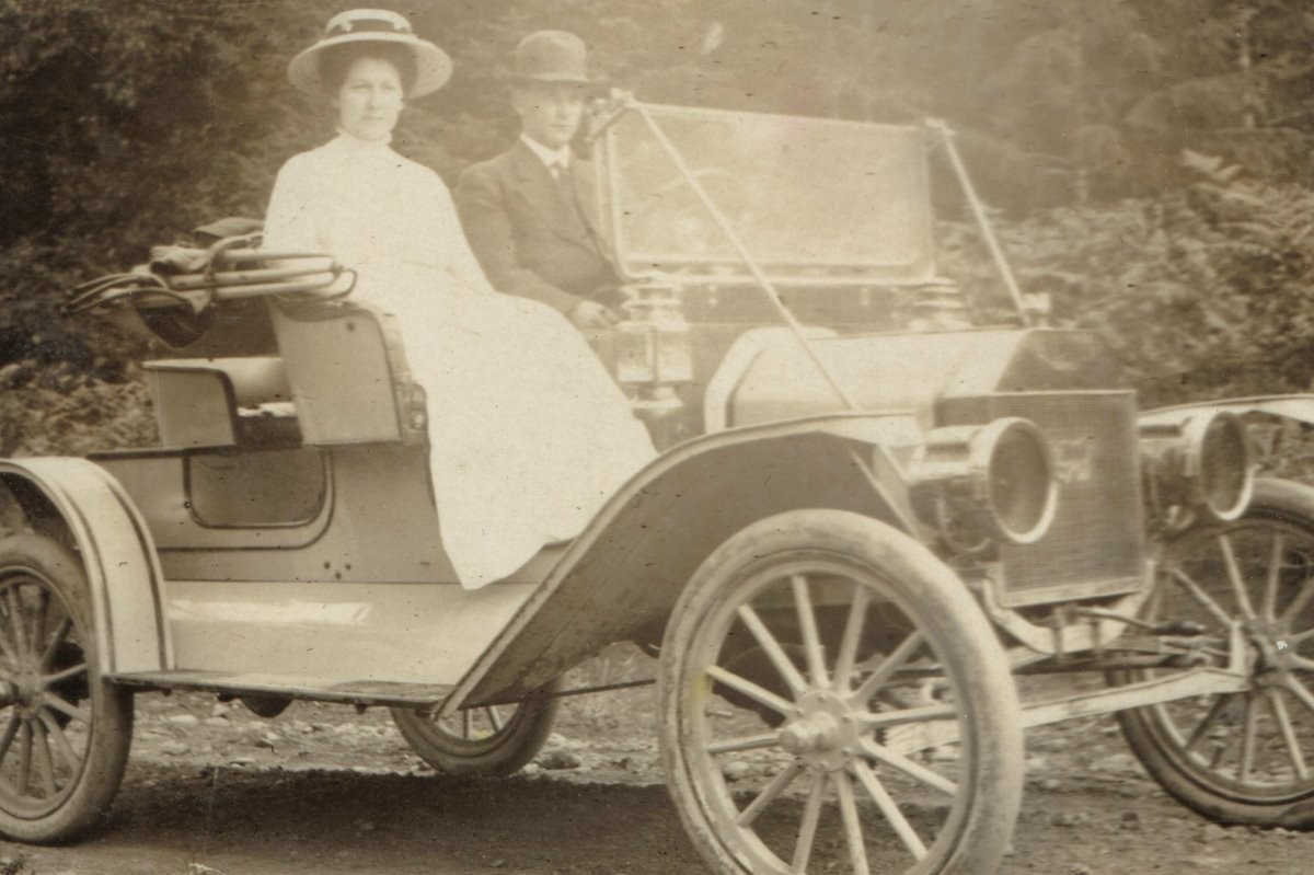 1909 Ford w couple cropped 50 hi rev (1)
