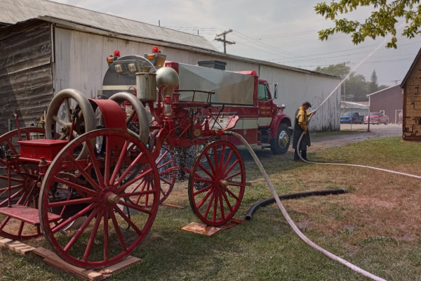 1800's horse drawn pumper--look at that water stream!
