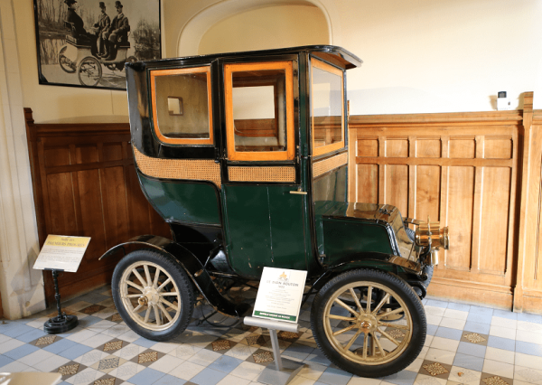 Green-De-Dion-Bouton-Cab-Coupe-Doctor-from-1900.-The-only-copy-in-the-world-min.png
