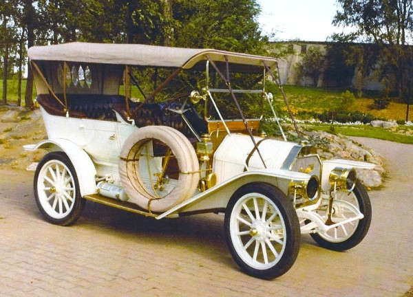 1910 Overland Model 42 White.jpg