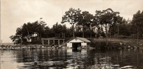 Boat house.JPG