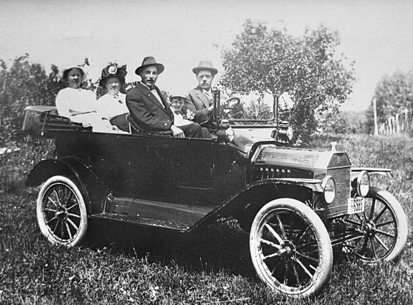 1915Fordtouringcarnoteearlysidelamps.jpg