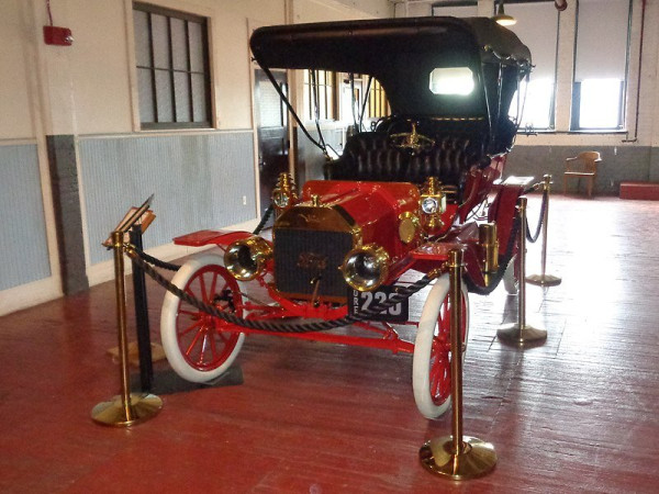 Ford_Model_T_-_Serial_No._220,_Built_December_1908.jpg