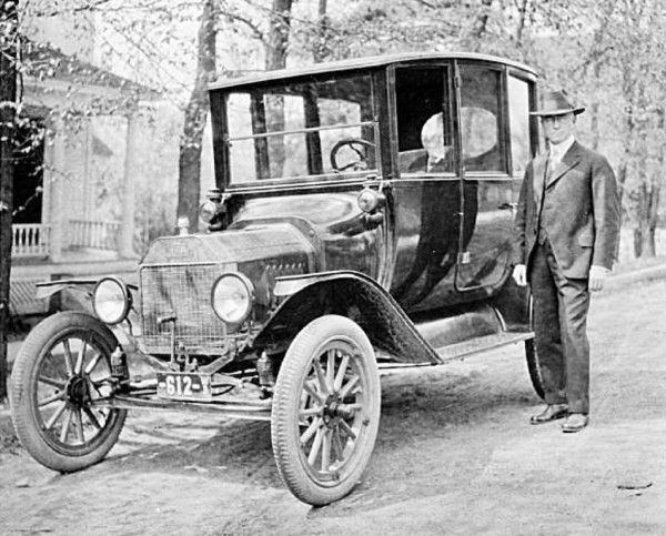 1916Center-doorsedan.jpg