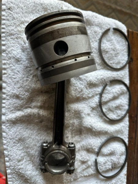 Pistons Montier segments enlevés..jpg