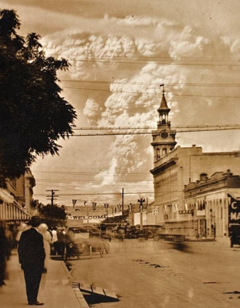 1915 eruption of Mt Lassen as seen from Red Bluff, California..jpg