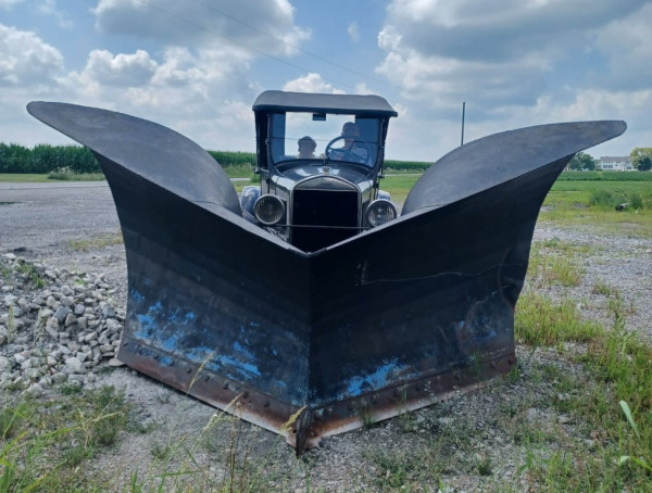 20230810_140127.jpg (171.45 KiB) Viewed 1297 times Jim and Hank the club mascot demonstrating their new snowplow on his '26 Runabout