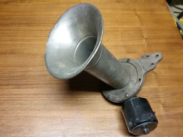 Horn with a piece missing  edge of bell (33).jpg