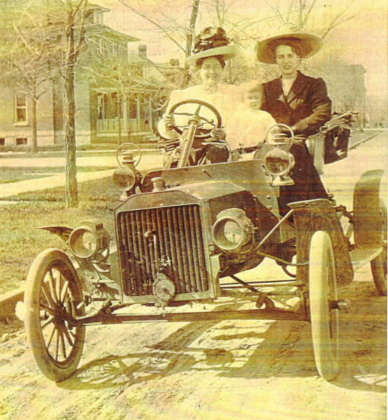 Rome Turney on 1907 or so R  Runabout.JPG