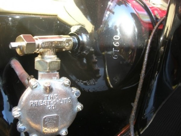 Prest-o-lite Tank and automatic reducing valve.jpg