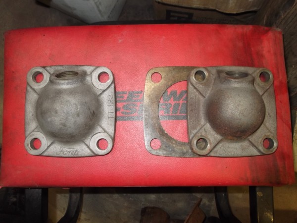 late and early rear cover. The early one used the spacer.