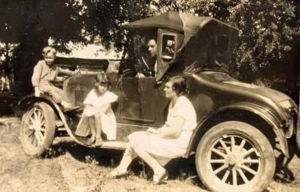 T Katie Todd.jpg (49.66 KiB) Viewed 25619 times Katie, Elmer, Relda and Donald