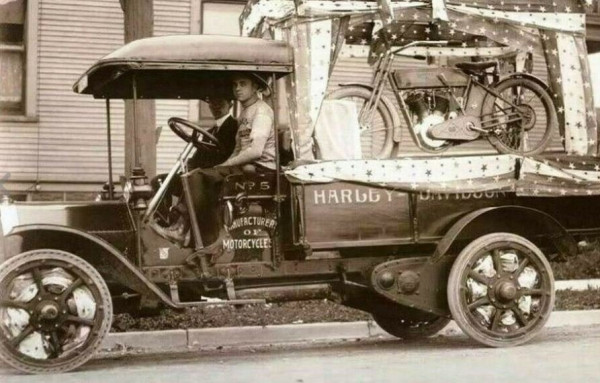Harlet Davidson truck.JPG